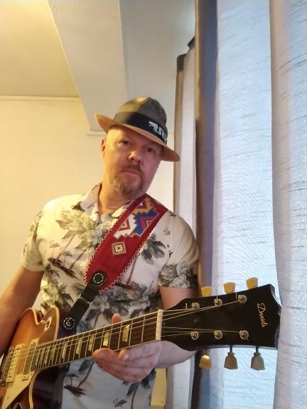 Customer photo with a GBS guitar strap